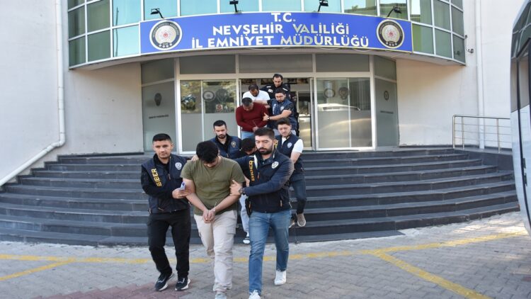 Nevşehir merkezli 19 ilde eşzamanlı düzenlenen nitelikli dolandırıcılık operasyonunda, 1500'den fazla kişiyi mağdur ettiği öne sürülen suç şebekesinin 76 şüphelisi yakalandı. ( Nevşehir Emniyet Müdürlüğü - Anadolu Ajansı )