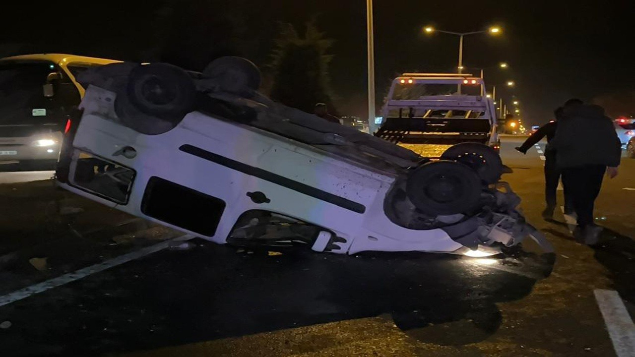 Tırla Çarpışan Hafif Ticari Araç Devrildi, 2 Yaralı