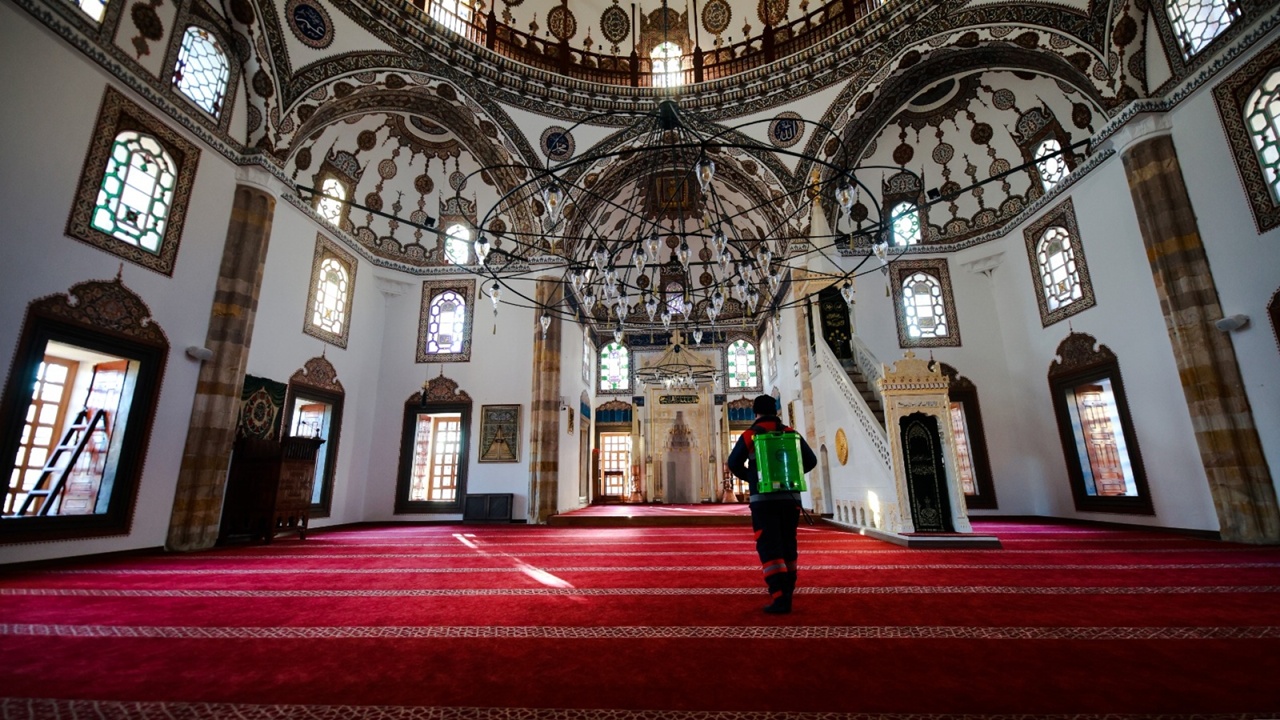 Nevşehir’deki Camilere Regaip Kandili İçin Gül Suyu Sıkıldı