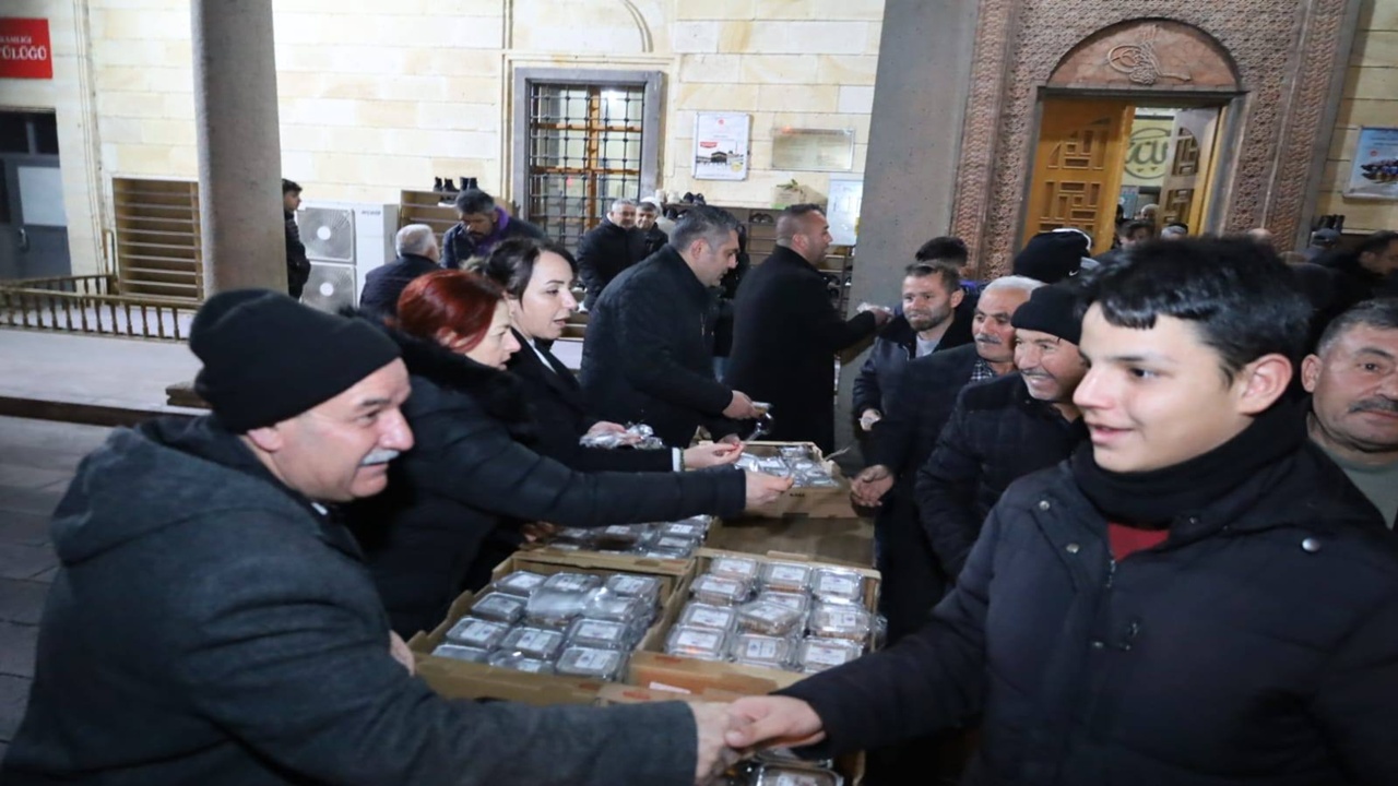 Avanos Belediye Başkanı Vatandaşlara Helva İkram Etti