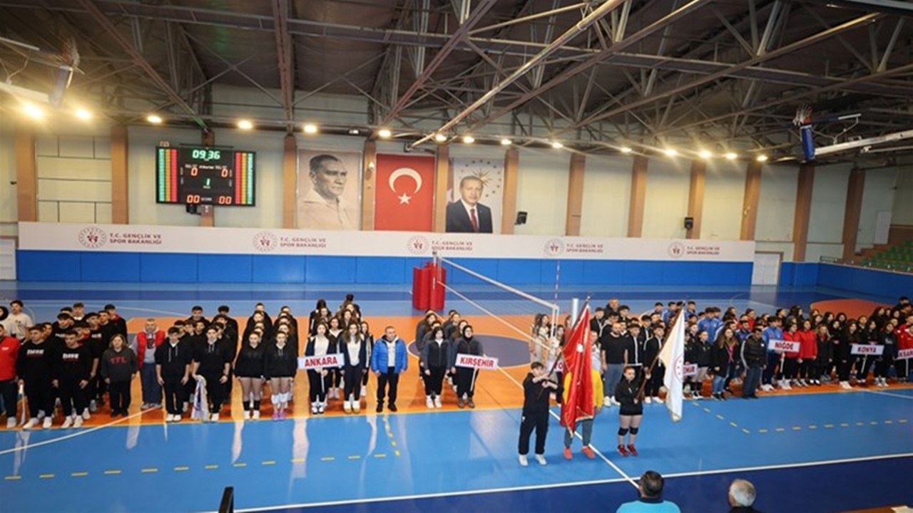 Voleybol Gençler A Grup Müsabakaları Başladı