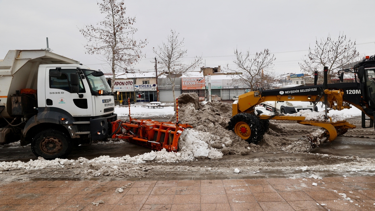 Sanayi Bölgesinde Kar Temizliği Çalışmaları Sürüyor