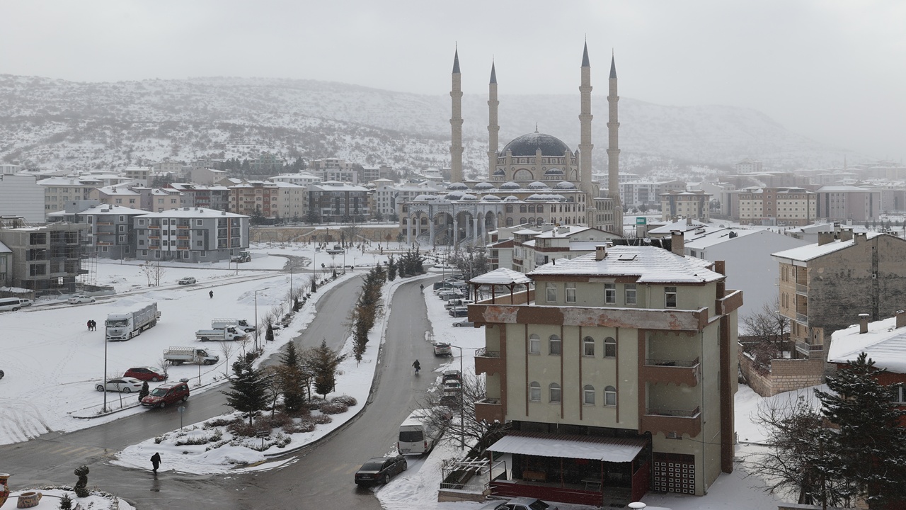 Nevşehir’de Cadde ve Sokakları Beyaza Büründü