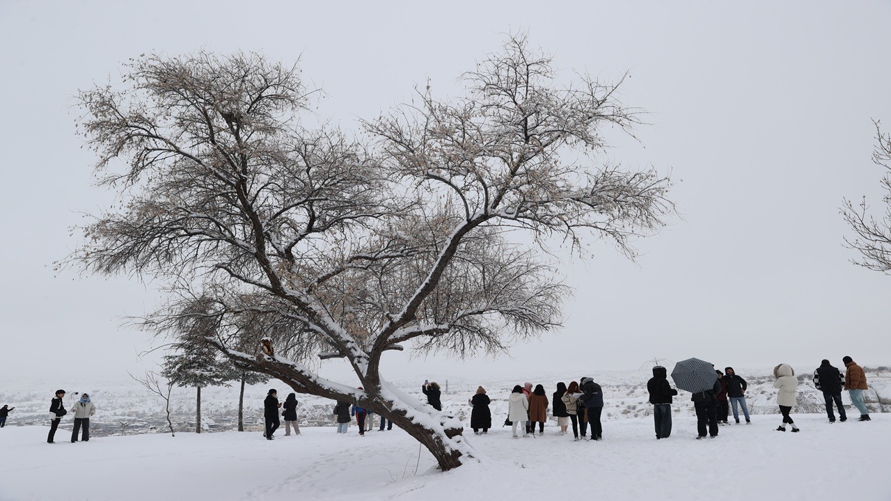 Kapadokya Peribacaları Kara Büründü, Turistlerin İlgi Odağı Oldu