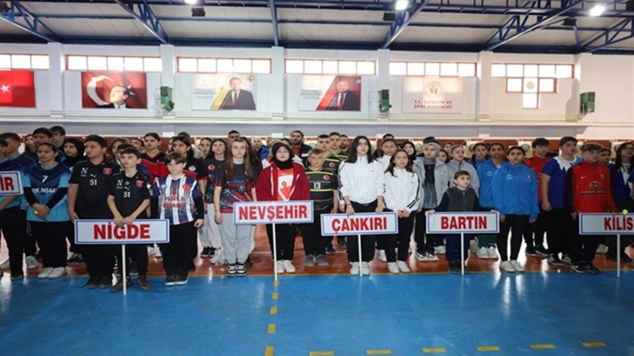 Nevşehir’de Okul Sporları Dart Yıldızlar ve Gençler Grup Müsabakaları Başladı