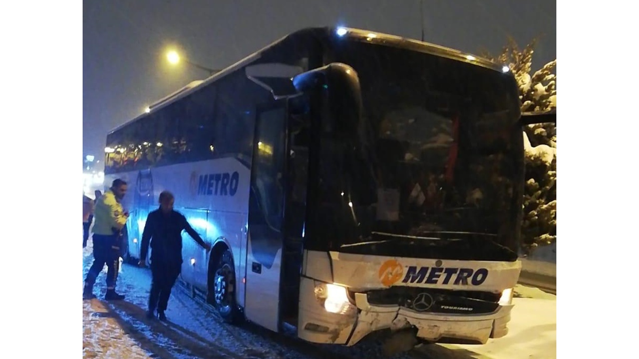 Nevşehir’de Yolcu Otobüsü ile Otomobil Çarpıştı