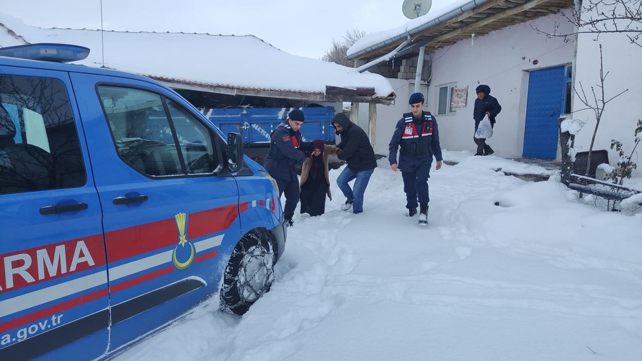 Kozaklı’da Jandarma, Hastaneye Gidemeyen Vatandaşa Yardım Etti