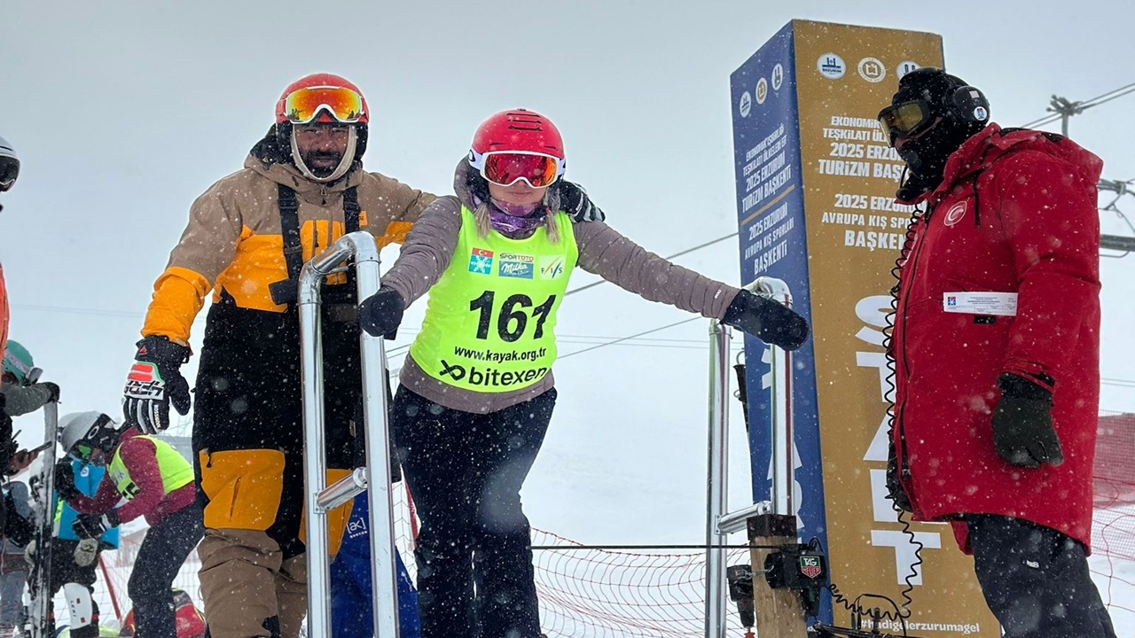 Miray Özsoy, Snowboard Şampiyonası’nda Gümüş Madalya Kazandı