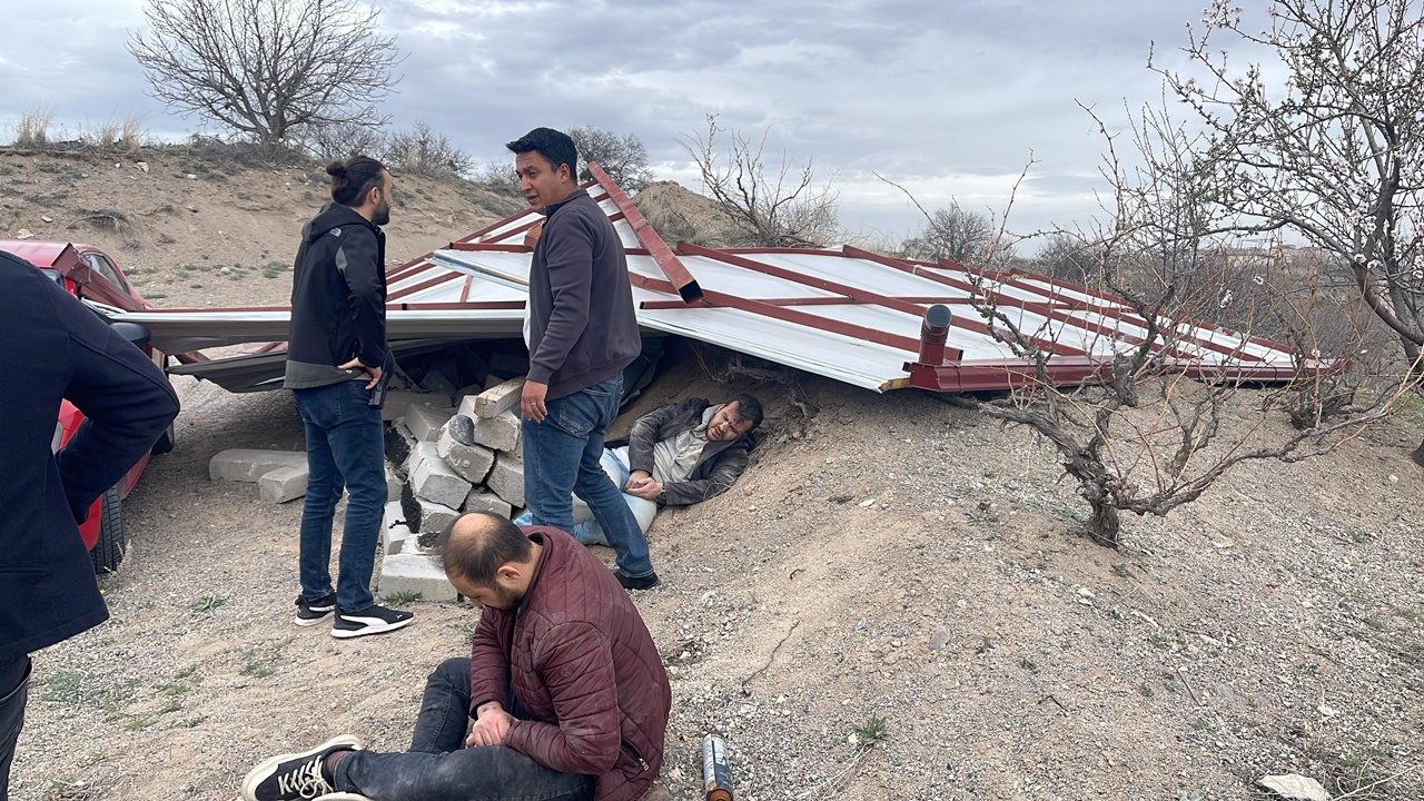 Nevşehir’de Kuvvetli Rüzgarın Etkisiyle Çatı Uçtu, 2 Kişi Yaralandı