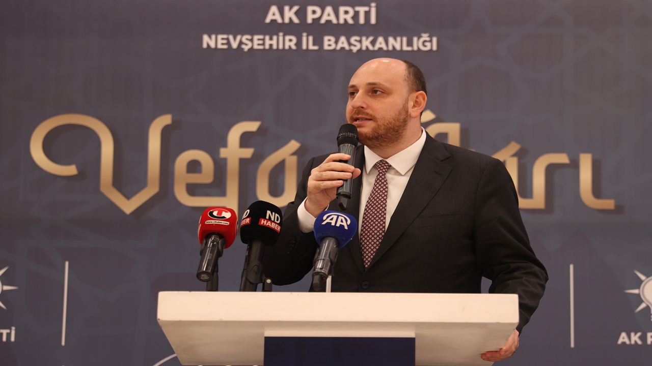 Büyükgümüş’ten Özel’e Tepki: “Sokak Çağrıları Demokrasiye Zarardır”