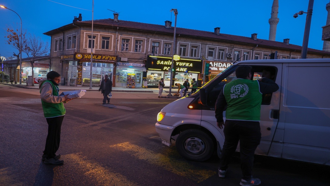 İftar Saati Trafikte Olan Vatandaşlara Hurma ve Su İkram Edildi