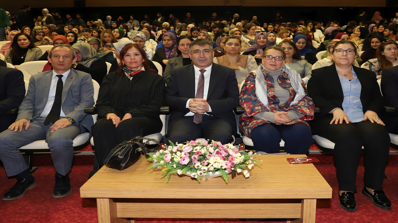 NEVÜ’de “Aile ve Toplumun Mimarı Kadın” Konferansı Düzenlendi