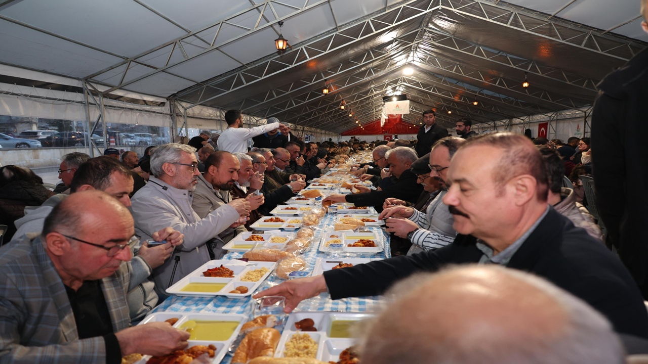 Her Akşam Kurulan Gönül Sofrasında Binlerce Nevşehirli Bir Araya Geliyor