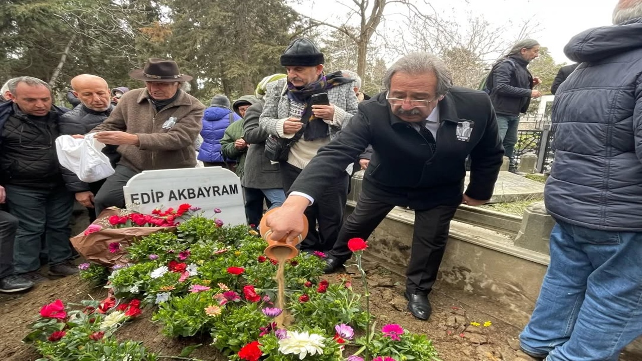 Başkan Sarıtaş, Edip Akbayram’ın Mezarına Avanos Toprağı Bıraktı