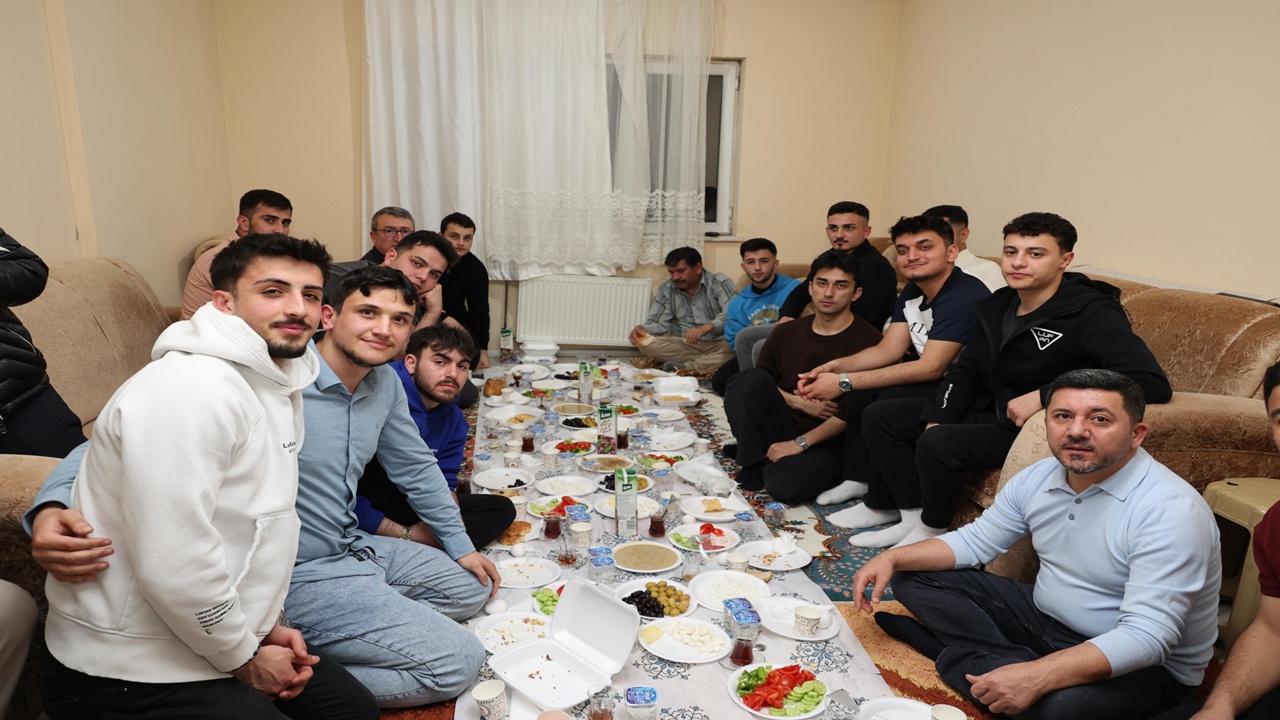 Başkan Rasim Arı, Öğrenci Evinde Sahur Yaptı