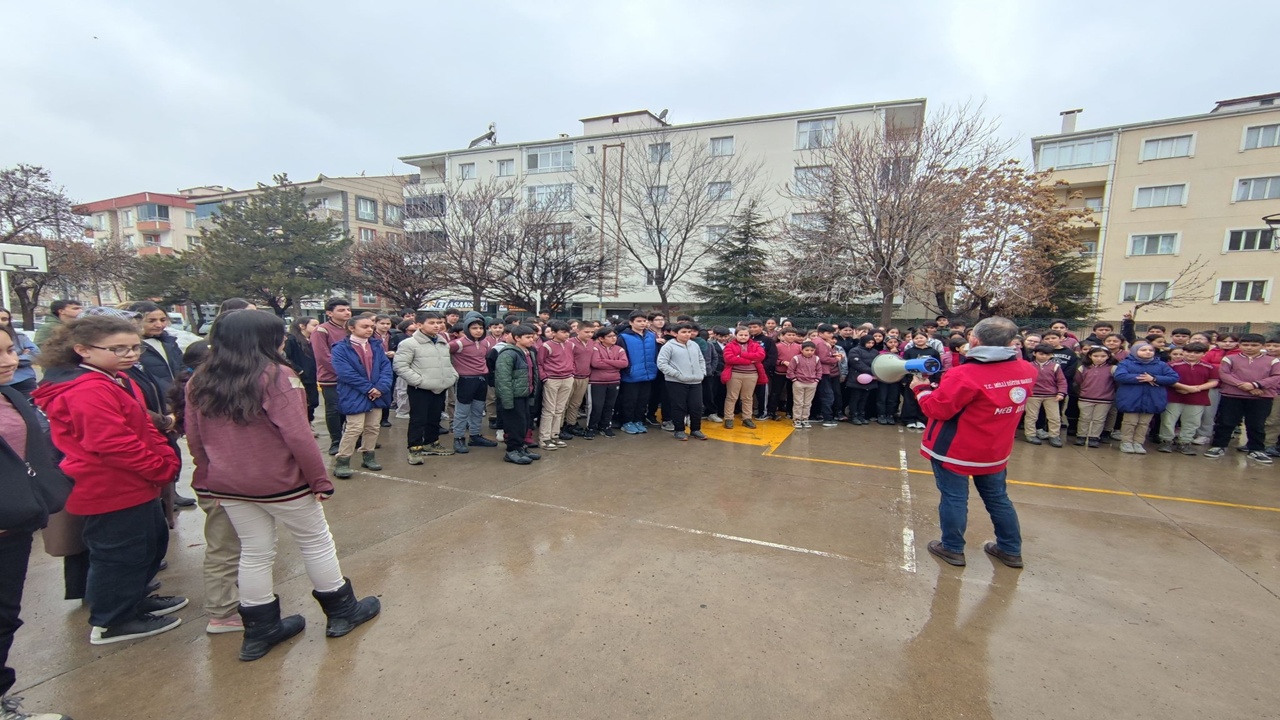 Deprem Haftası Kapsamında Okullarda Tahliye Tatbikatı Yapıldı